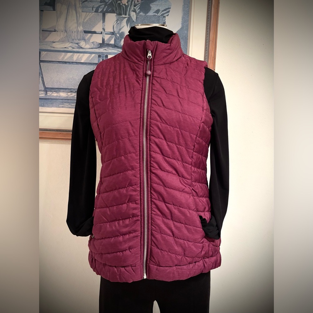 JOCKEY LIGHT WEIGHT QUILTED LADIES VEST. SOFT LINING ADDS WARMTH. 
SIZE SMALL
